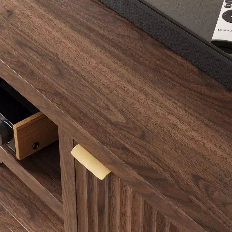 Garvee 70 Mobile TV Centro di Intrattenimento con Contenitore, Anta Scanalata e Maniglia Dorata, Mobile Consolle in Legno per Soggiorno, Camera da Letto