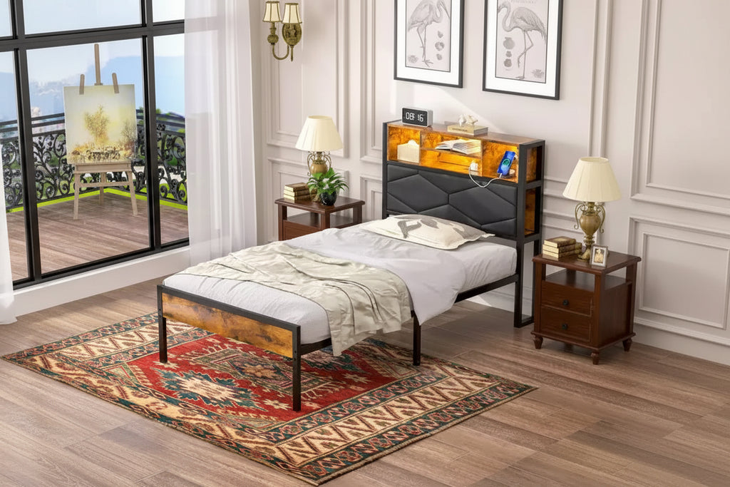 Letto imbottito con struttura in metallo, singolo/una piazza e mezza/matrimoniale, con stazione di ricarica, testiera contenitore con LED e prese USB, marrone