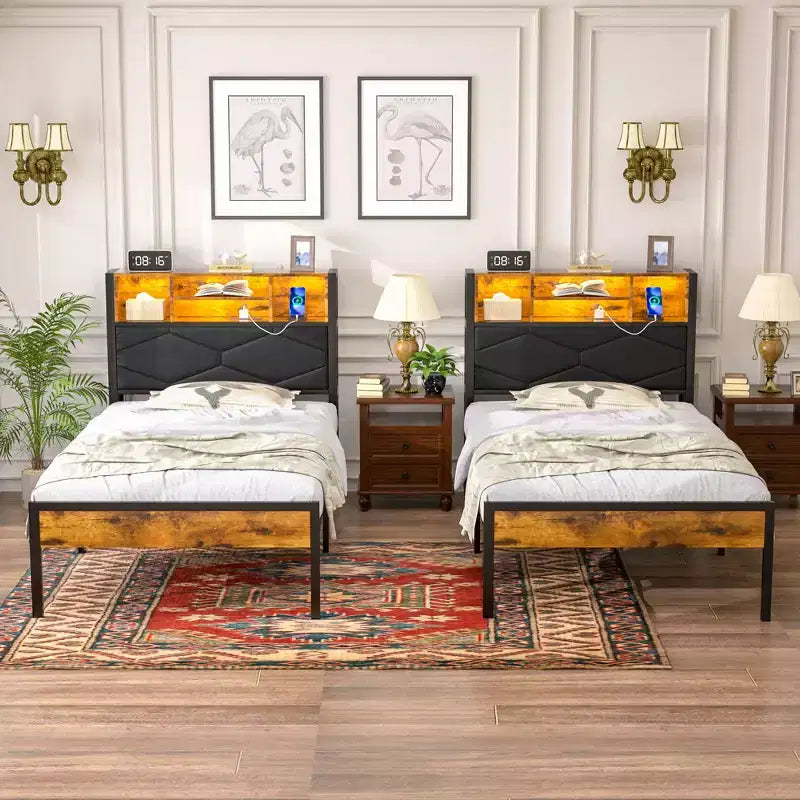 Letto imbottito con struttura in metallo, singolo/una piazza e mezza/matrimoniale, con stazione di ricarica, testiera contenitore con LED e prese USB, marrone
