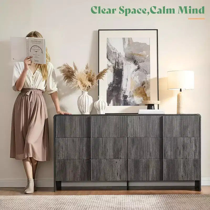 Cassettiera moderna scanalata con maniglie in pino, angoli arrotondati e anti-ribaltamento, organizer in legno alto 122 cm per soggiorno