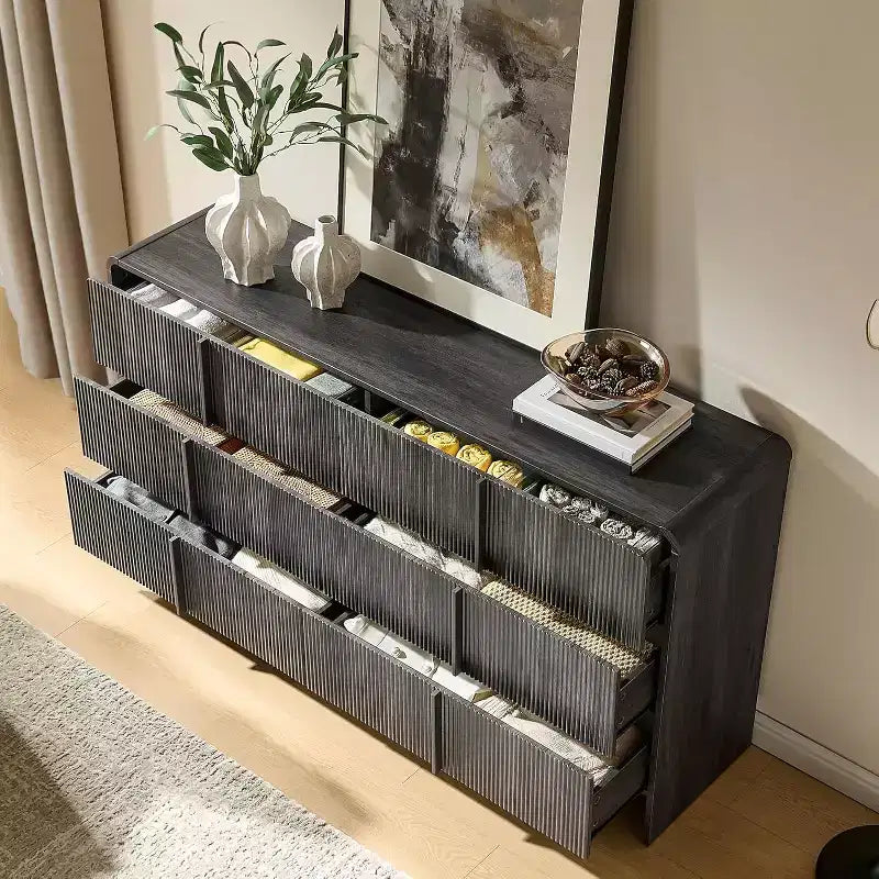Cassettiera moderna scanalata con maniglie in pino, angoli arrotondati e anti-ribaltamento, organizer in legno alto 122 cm per soggiorno