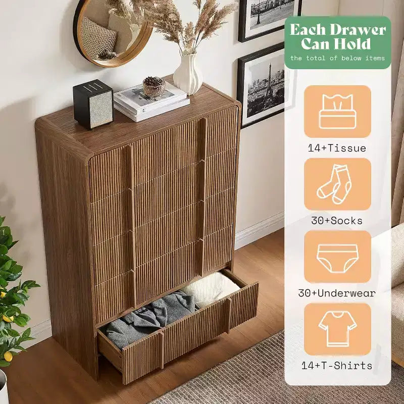 Cassettiera moderna scanalata con maniglie in pino, angoli arrotondati e anti-ribaltamento, organizer in legno alto 122 cm per soggiorno