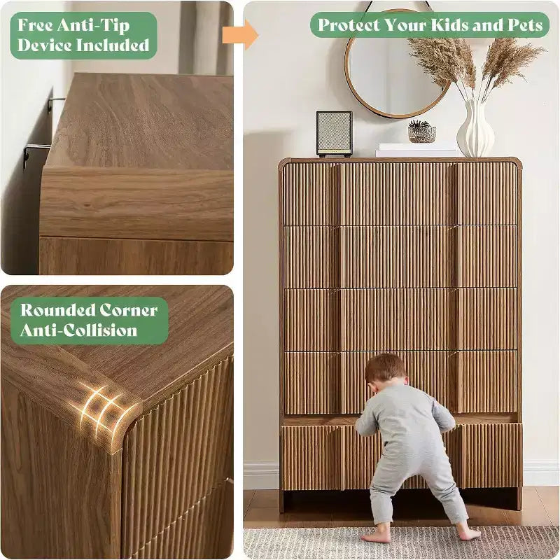 Cassettiera moderna scanalata con maniglie in pino, angoli arrotondati e anti-ribaltamento, organizer in legno alto 122 cm per soggiorno