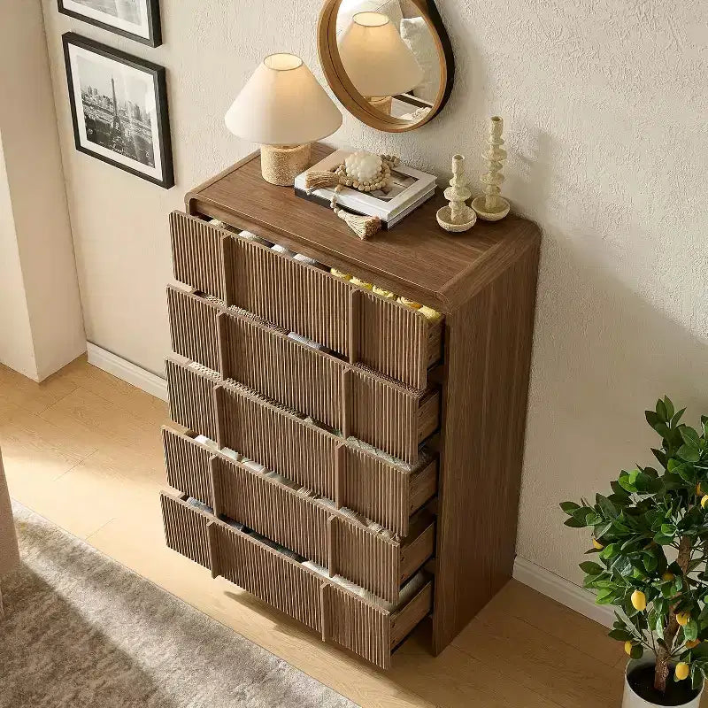 Cassettiera moderna scanalata con maniglie in pino, angoli arrotondati e anti-ribaltamento, organizer in legno alto 122 cm per soggiorno