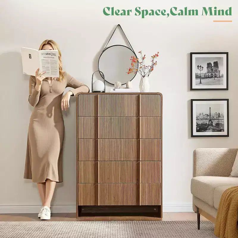 Cassettiera moderna scanalata con maniglie in pino, angoli arrotondati e anti-ribaltamento, organizer in legno alto 122 cm per soggiorno