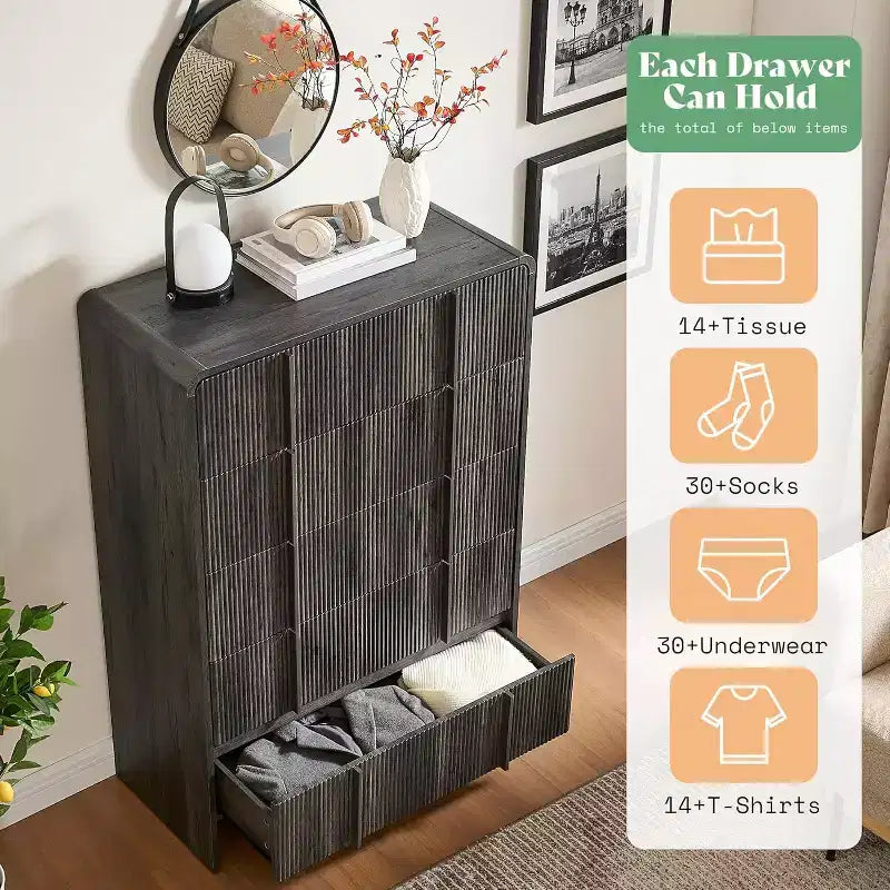 Cassettiera moderna scanalata con maniglie in pino, angoli arrotondati e anti-ribaltamento, organizer in legno alto 122 cm per soggiorno