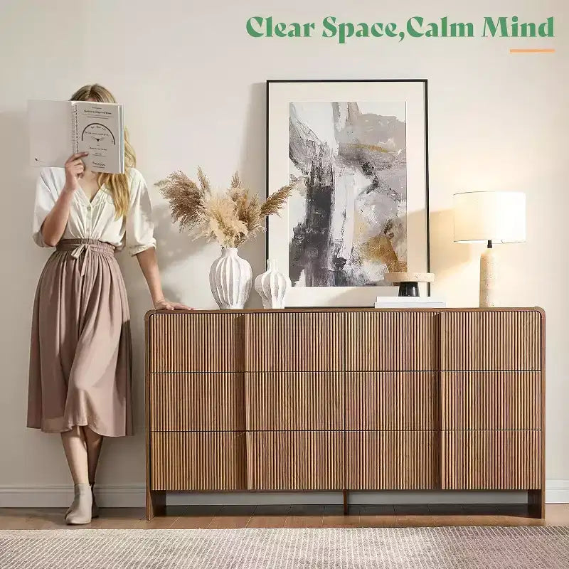 Cassettiera moderna scanalata con maniglie in pino, angoli arrotondati e anti-ribaltamento, organizer in legno alto 122 cm per soggiorno
