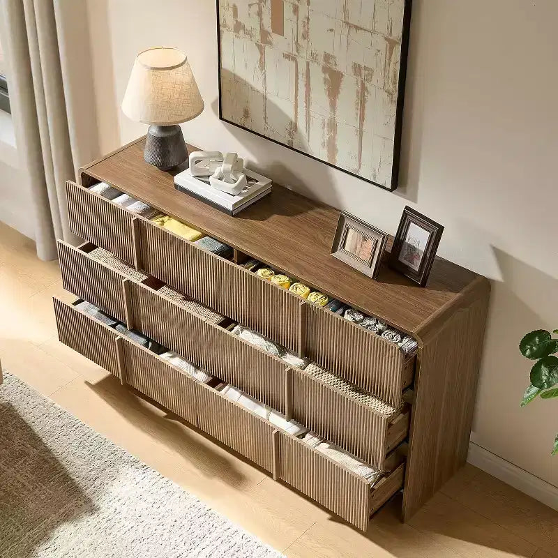 Cassettiera moderna scanalata con maniglie in pino, angoli arrotondati e anti-ribaltamento, organizer in legno alto 122 cm per soggiorno