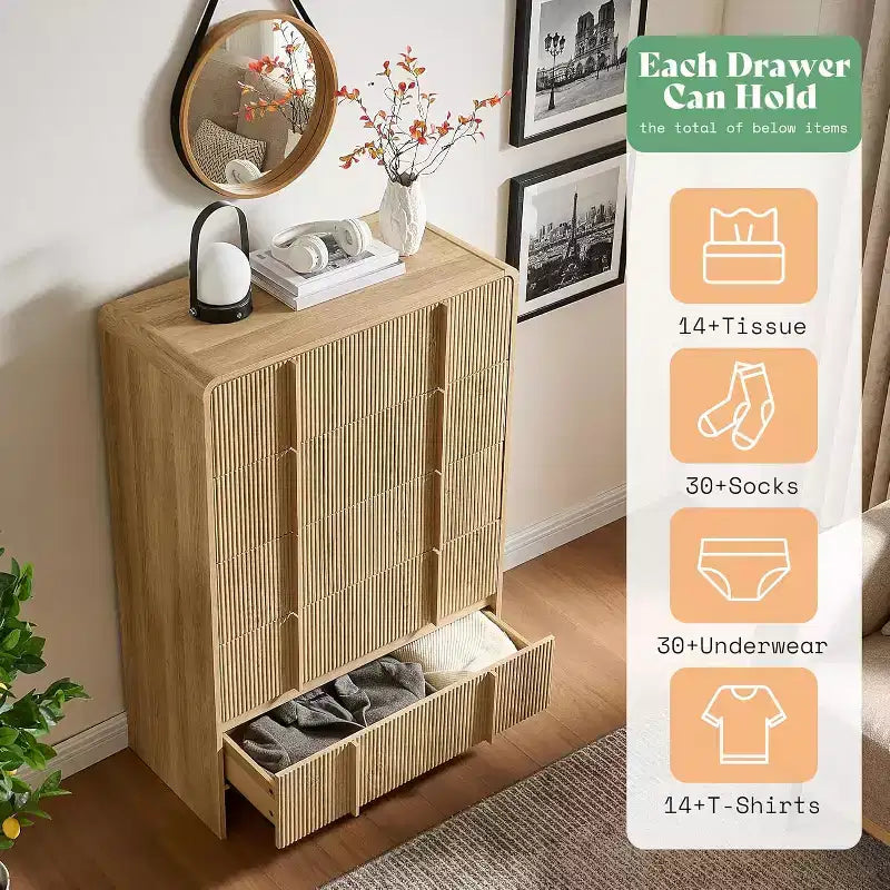 Cassettiera moderna scanalata con maniglie in pino, angoli arrotondati e anti-ribaltamento, organizer in legno alto 122 cm per soggiorno