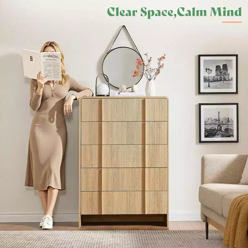 Cassettiera moderna scanalata con maniglie in pino, angoli arrotondati e anti-ribaltamento, organizer in legno alto 122 cm per soggiorno