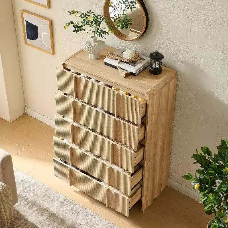 Cassettiera moderna scanalata con maniglie in pino, angoli arrotondati e anti-ribaltamento, organizer in legno alto 122 cm per soggiorno