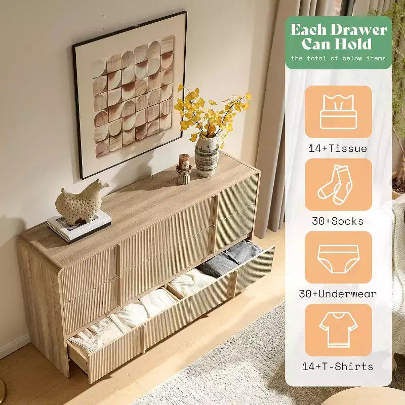 Cassettiera moderna scanalata con maniglie in pino, angoli arrotondati e anti-ribaltamento, organizer in legno alto 122 cm per soggiorno