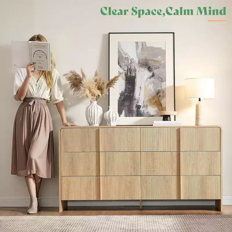 Cassettiera moderna scanalata con maniglie in pino, angoli arrotondati e anti-ribaltamento, organizer in legno alto 122 cm per soggiorno