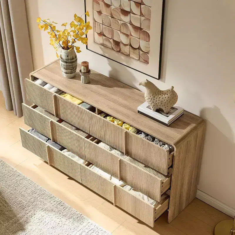 Cassettiera moderna scanalata con maniglie in pino, angoli arrotondati e anti-ribaltamento, organizer in legno alto 122 cm per soggiorno