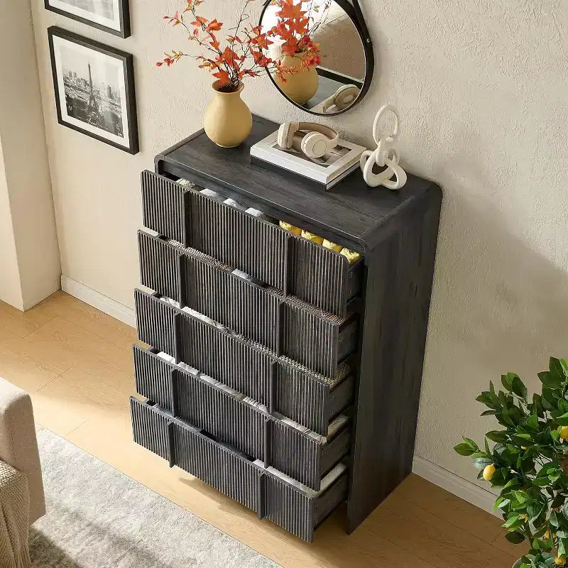 Cassettiera moderna scanalata con maniglie in pino, angoli arrotondati e anti-ribaltamento, organizer in legno alto 122 cm per soggiorno