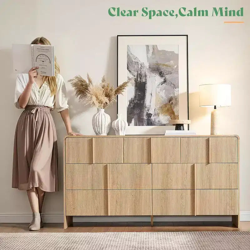 Cassettiera moderna scanalata con maniglie in pino, angoli arrotondati e anti-ribaltamento, organizer in legno alto 122 cm per soggiorno