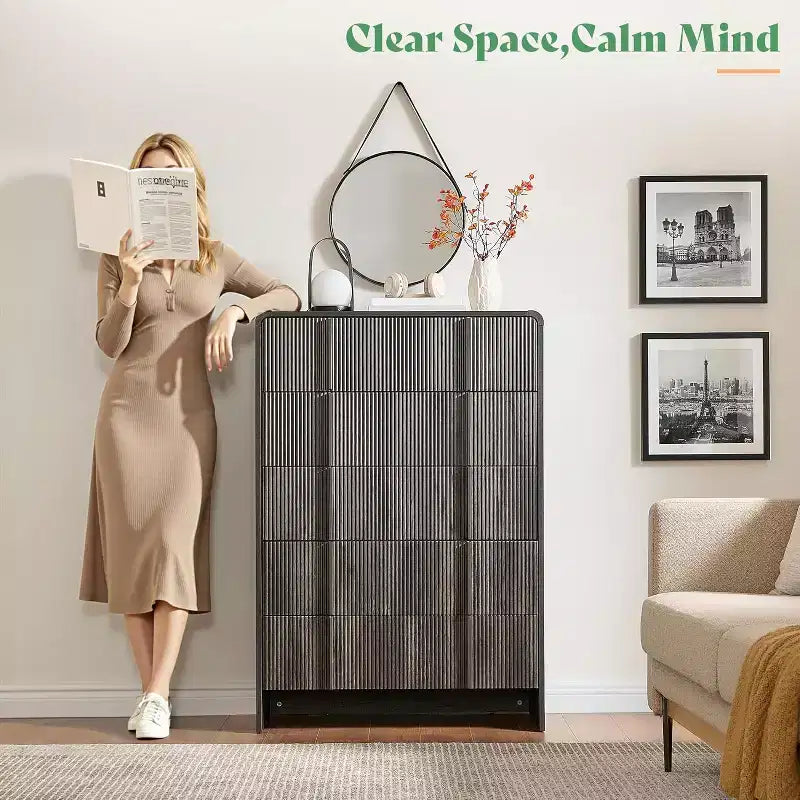 Cassettiera moderna scanalata con maniglie in pino, angoli arrotondati e anti-ribaltamento, organizer in legno alto 122 cm per soggiorno