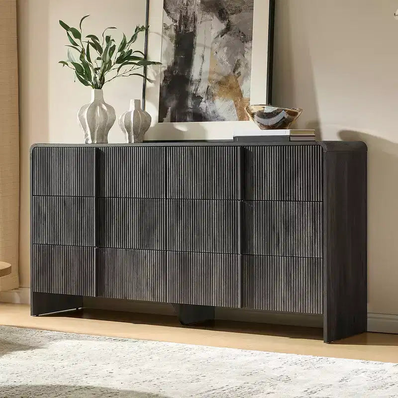 Cassettiera moderna scanalata con maniglie in pino, angoli arrotondati e anti-ribaltamento, organizer in legno alto 122 cm per soggiorno