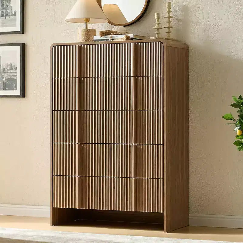 Cassettiera moderna scanalata con maniglie in pino, angoli arrotondati e anti-ribaltamento, organizer in legno alto 122 cm per soggiorno