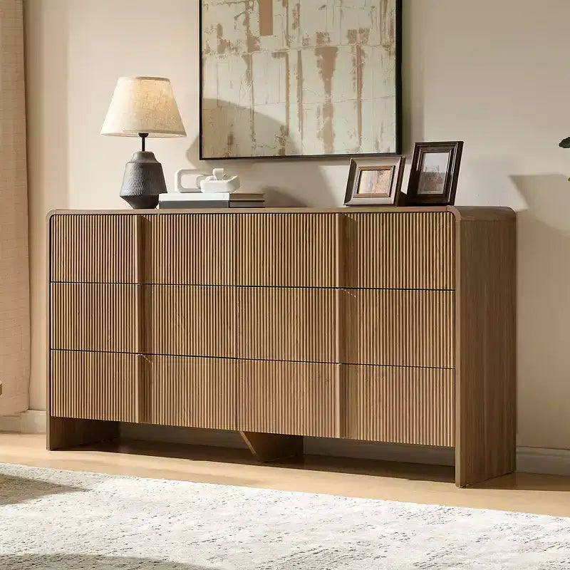 Cassettiera moderna scanalata con maniglie in pino, angoli arrotondati e anti-ribaltamento, organizer in legno alto 122 cm per soggiorno