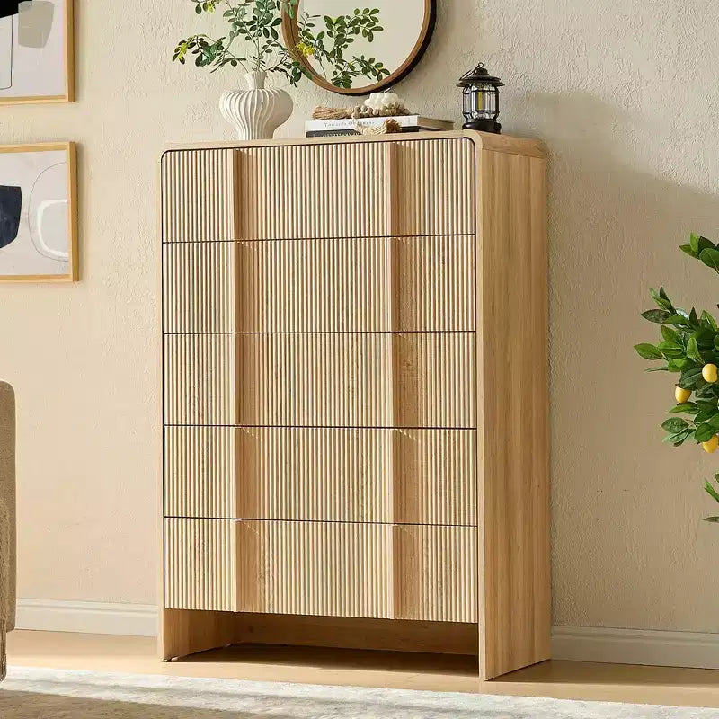 Cassettiera moderna scanalata con maniglie in pino, angoli arrotondati e anti-ribaltamento, organizer in legno alto 122 cm per soggiorno