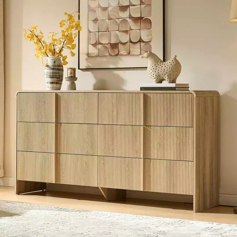 Cassettiera moderna scanalata con maniglie in pino, angoli arrotondati e anti-ribaltamento, organizer in legno alto 122 cm per soggiorno