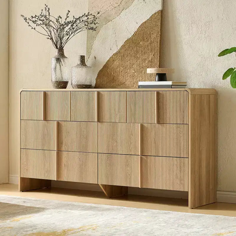 Cassettiera moderna scanalata con maniglie in pino, angoli arrotondati e anti-ribaltamento, organizer in legno alto 122 cm per soggiorno