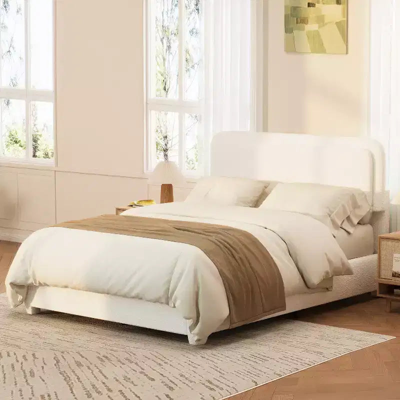 Letto a piattaforma moderno rivestito in Bouclé con testiera curva regolabile