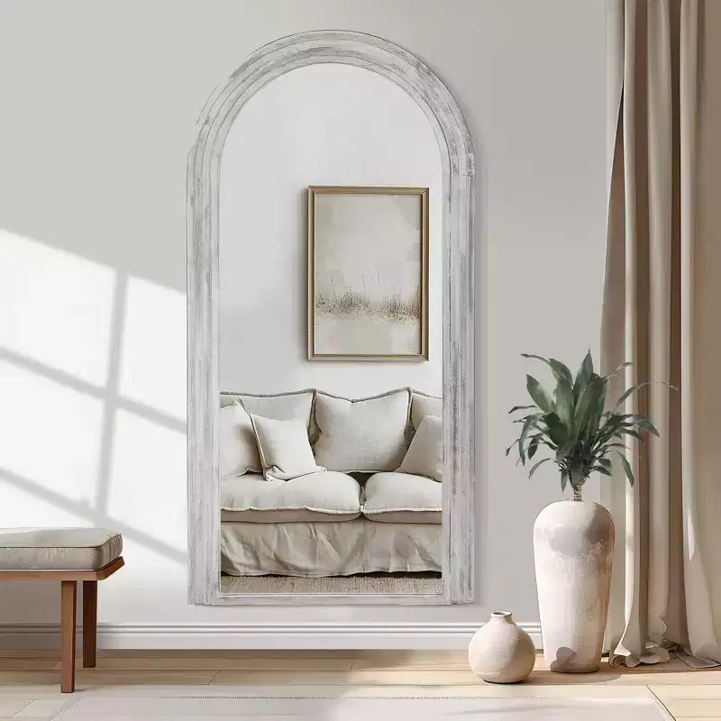 Specchio a figura intera Dovelina con struttura in legno massello ad arco e design per scala