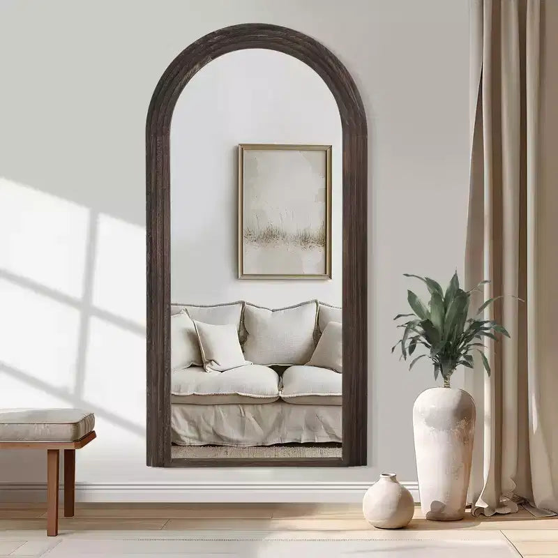 Specchio a figura intera Dovelina con struttura in legno massello ad arco e design per scala