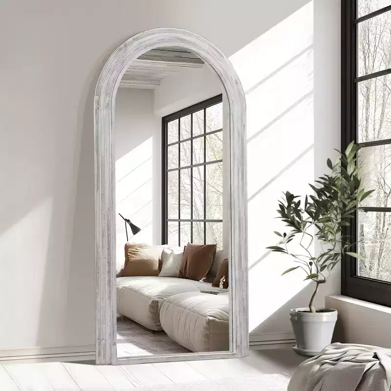 Specchio a figura intera Dovelina con struttura in legno massello ad arco e design per scala