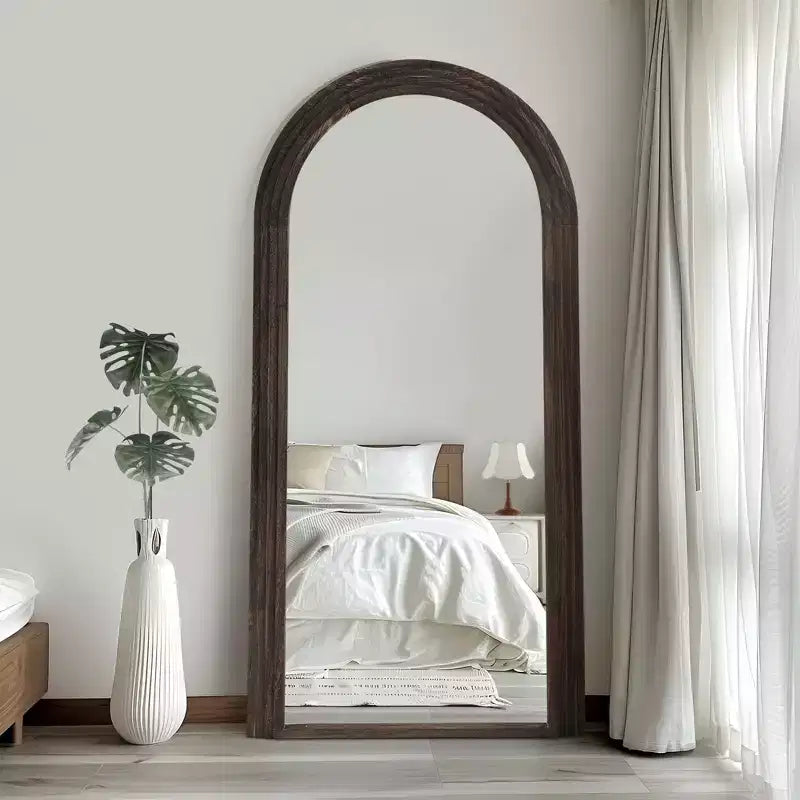 Specchio a figura intera Dovelina con struttura in legno massello ad arco e design per scala