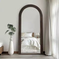 Specchio a figura intera Dovelina con struttura in legno massello ad arco e design per scala
