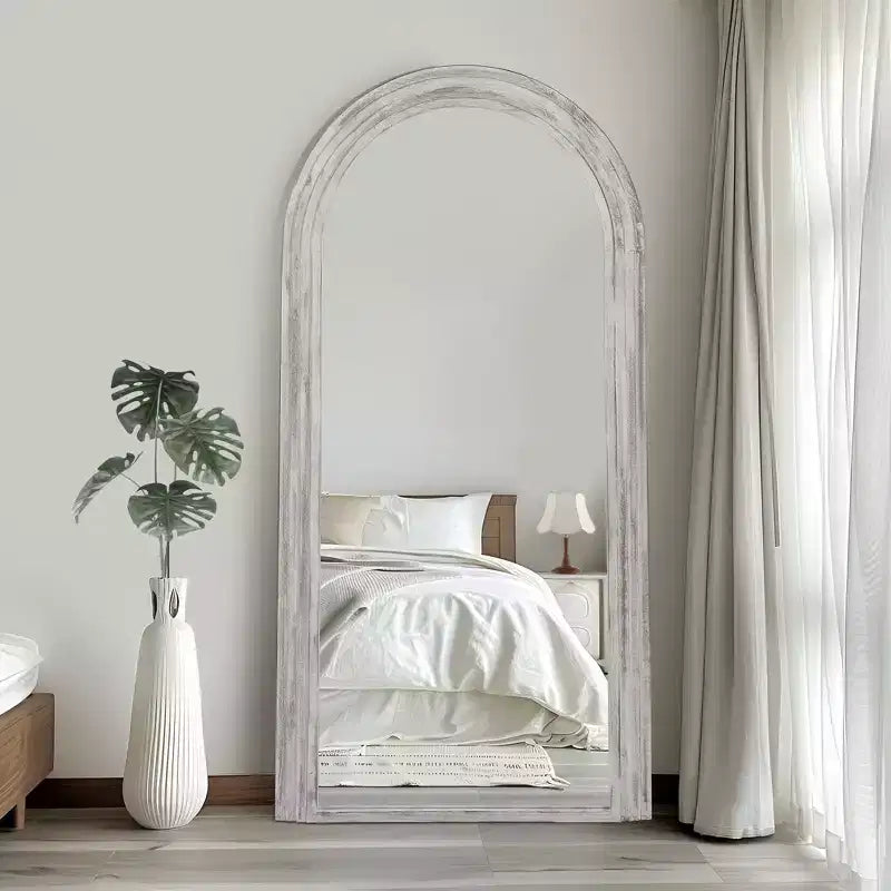 Specchio a figura intera Dovelina con struttura in legno massello ad arco e design per scala